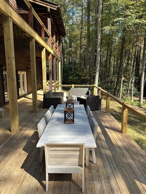Outdoor dining - BEAR'S DEN  - Spacious mountain home on river game room & fire pit in Burlingame (Sapphire)