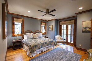 4 bedrooms, desk, travel cot, free WiFi - BEAR'S DEN  - Spacious mountain home on river game room & fire pit in Burlingame (Sapphire)