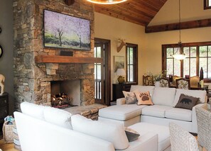 Smart TV, fireplace, video games, books - BEAR'S DEN - Spacious mountain home on river game room & fire pit in Burlingame (Sapphire)