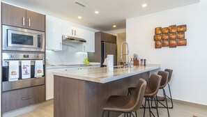 Refrigerador, microondas, horno y parrilla de estufa 