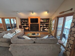 スマートテレビ、暖炉、書庫