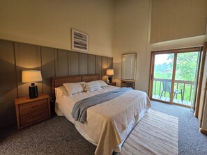 2 bedrooms, free WiFi, bed sheets - Lake-Golf-Ski condo  w/ great views & boat parking (Mancelona)