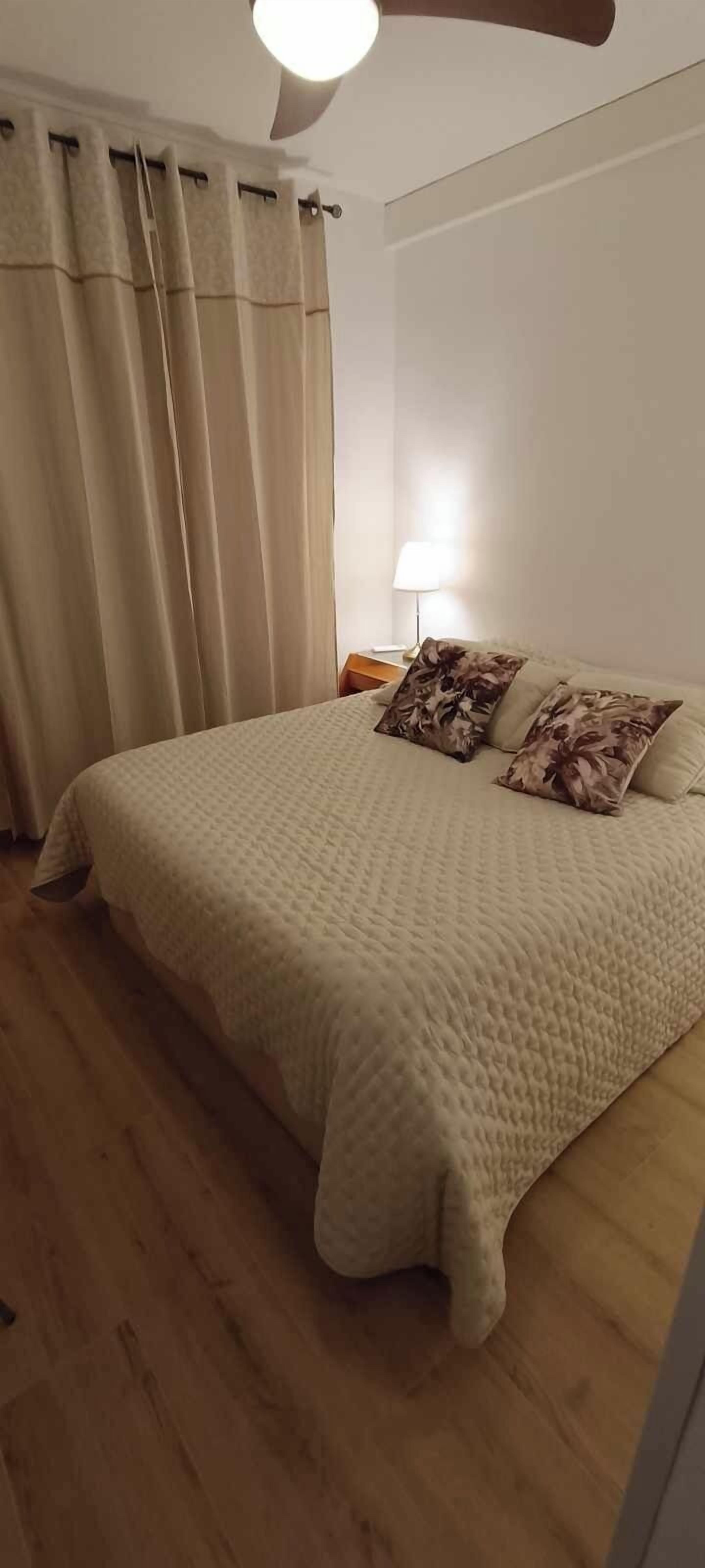 2 slaapkamers, een bureau, een strijkplank/strijkijzer, reisbedje