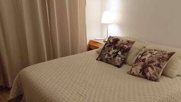 2 slaapkamers, een bureau, een strijkplank/strijkijzer, reisbedje