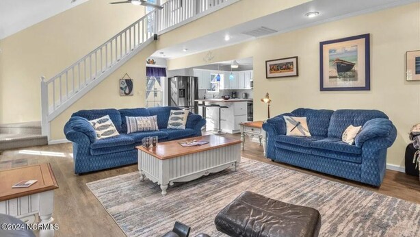 Smart TV, fireplace - 5 mins to beach, golf cart & fenced in yard. Pet-friendly! (Oak Island)