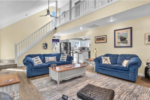5 mins to beach, golf cart & fenced in yard. Pet-friendly!
