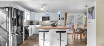 5 mins to beach, golf cart & fenced in yard. Pet-friendly!