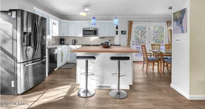 5 mins to beach, golf cart & fenced in yard. Pet-friendly!