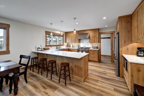 Fridge, microwave, oven, stovetop - Stunning 4br Oceanfront on South Prom (Seaside)