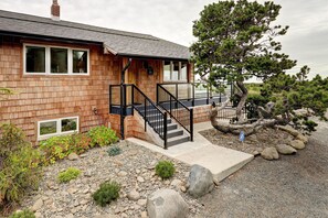 Exterior - Stunning 4br Oceanfront on South Prom (Seaside)