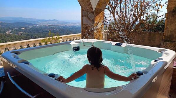 Outdoor spa tub - Bienvenido a la "villa Cariño" en las Montañas con Vistas al mar (CT)