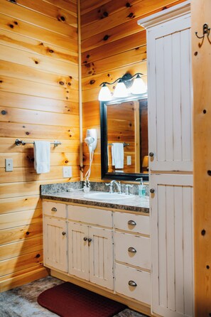 Regadera, secadora de cabello, toallas, jabón 