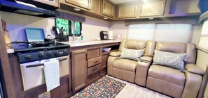 Private kitchen - Cozy RV retreat (Lehigh Acres)