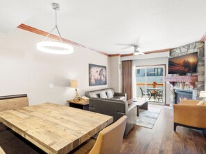 Smart TV, fireplace