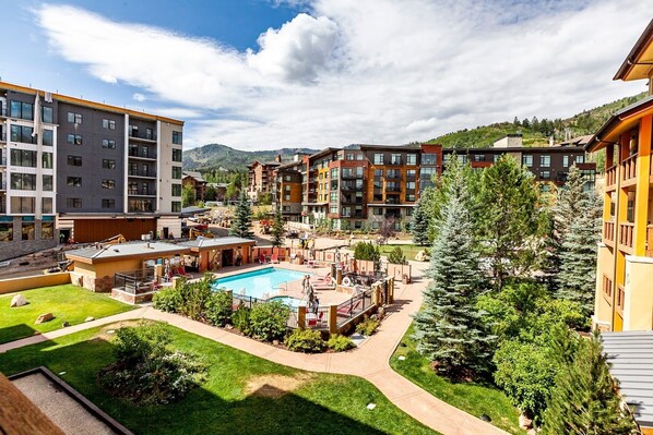 A heated pool - Hotel Room for 4 - Jetted Tub, Kitchenette, and Great Amenities! (Park City)