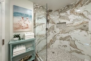 Haartrockner, Handtücher, Seife, Shampoo