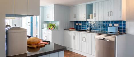 Kühlschrank, Mikrowelle, Geschirrspüler, Hochstuhl