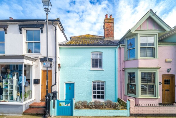 A row of colorful houses with distinct architectural styles, including a shop on the left. - Marine Cottage, Aldeburgh (Aldeburgh)