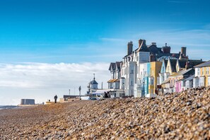 A coastal town with colorful buildings and a pebbled beach. - Marine Cottage, Aldeburgh (Aldeburgh)