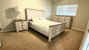 4 bedrooms - Cozy & spacious (Palm Bay)