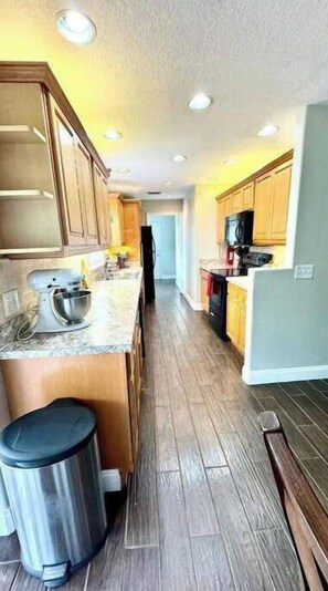 Fridge, microwave, stovetop, dishwasher - Cozy & spacious (Palm Bay)