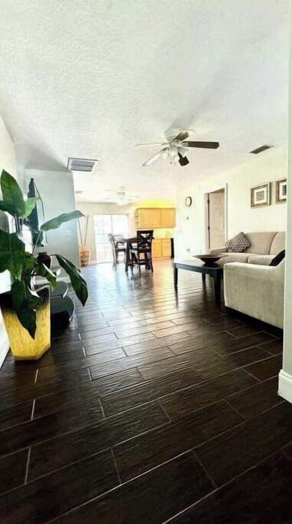 TV - Cozy & spacious (Palm Bay)