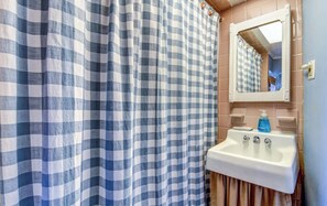 Hair dryer, soap, shampoo, toilet paper - Cottage Steps from the Beach! (Point Pleasant Beach)