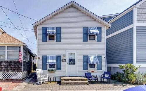 Cottage Steps from the Beach!