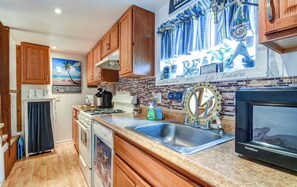 冷蔵庫、電子レンジ、オーブン、コンロ