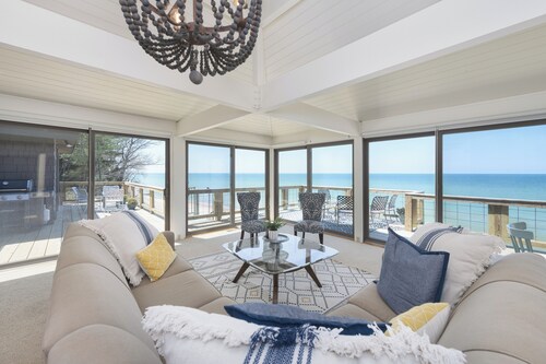 Water's Edge- private beach- sleeps 14