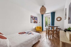 1 bedroom, desk - Paris Elegant Apartment Montparnasse Tower (Paris)