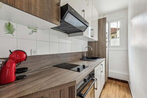 Réfrigérateur, micro-ondes, four, plaque de cuisson