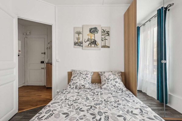 1 bedroom, desk