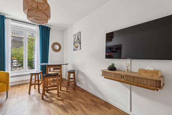 Living area - Paris Elegant Apartment Montparnasse Tower (Paris)