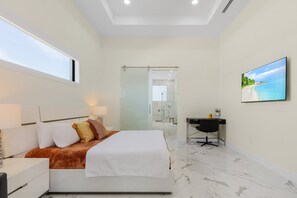 5 bedrooms, iron/ironing board, free WiFi, bed sheets - LUXURY - Close to Beach! - Pool Table, Heated Pool & Spa - Serenity Oasis - Roelens (Cape Coral)