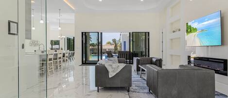 Una Smart TV, una chimenea, videojuegos