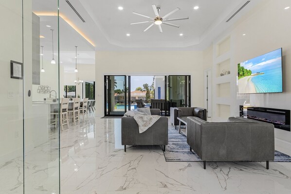 Smart TV, fireplace, video games - LUXURY - Close to Beach! - Pool Table, Heated Pool & Spa - Serenity Oasis - Roelens (Cape Coral)