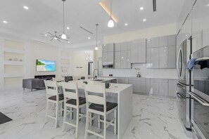 Fridge, microwave, oven, stovetop - LUXURY - Close to Beach! - Pool Table, Heated Pool & Spa - Serenity Oasis - Roelens (Cape Coral)