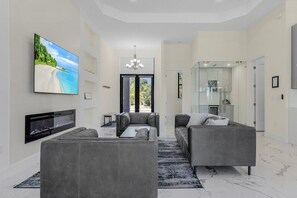 Smart TV, fireplace, video games - LUXURY - Close to Beach! - Pool Table, Heated Pool & Spa - Serenity Oasis - Roelens (Cape Coral)