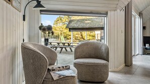 TV, peis, DVD-spiller og fotballspill