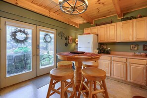 Dining - Elwood Loft & Barn: A budget-friendly cabin for 4: Hot tub + 3 horse stalls (Logan)
