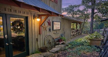 Elwood Loft & Barn: A budget-friendly cabin for 4: Hot tub + 3 horse stalls