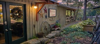 Elwood Loft & Barn: A budget-friendly cabin for 4: Hot tub + 3 horse stalls