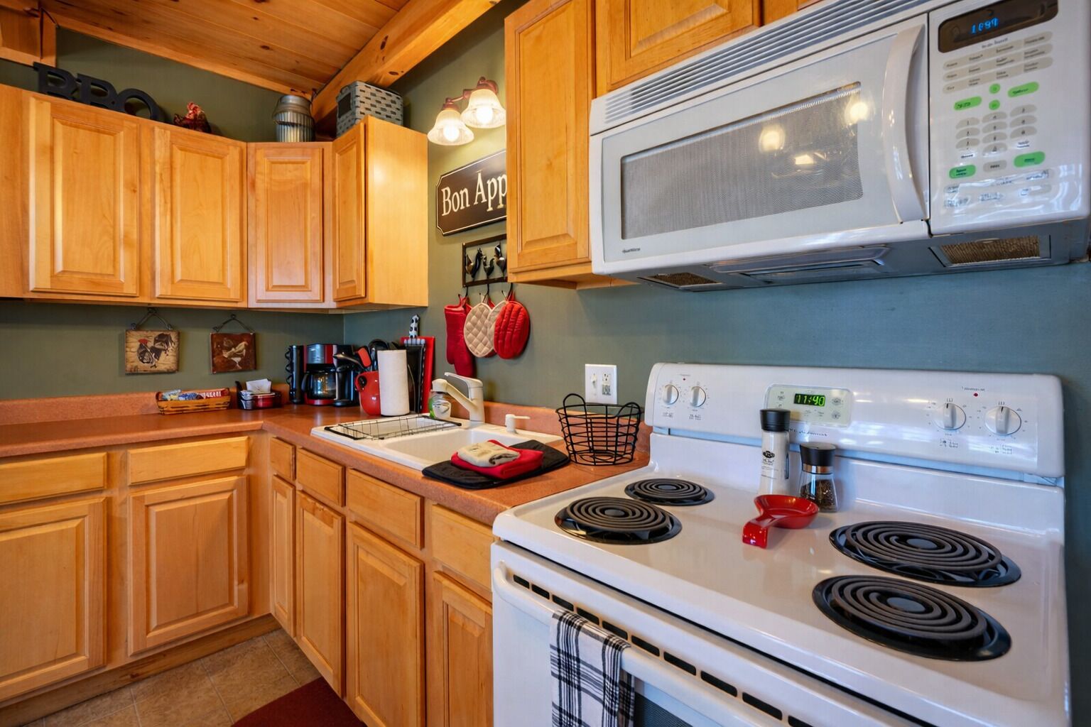 Coffee/tea maker, fridge, microwave, oven