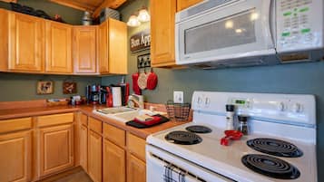 Coffee/tea maker, fridge, microwave, oven