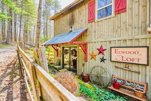 Exterior - Elwood Loft & Barn: A budget-friendly cabin for 4: Hot tub + 3 horse stalls (Logan)
