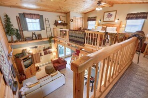 Interior - Elwood Loft & Barn: A budget-friendly cabin for 4: Hot tub + 3 horse stalls (Logan)