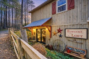 Un edificio de madera rústico con un letrero que dice 'Elwood Loft'.