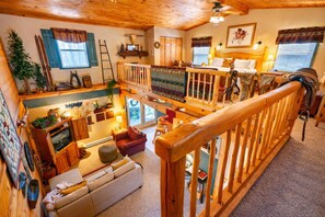 Una televisión, una chimenea, un reproductor de DVD, libros