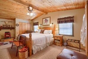 1 bedroom, iron/ironing board, WiFi, bed sheets - Elwood Loft & Barn: A budget-friendly cabin for 4: Hot tub + 3 horse stalls (Logan)